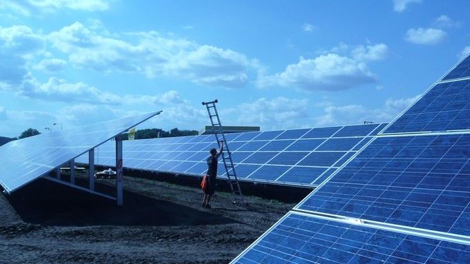 Podívejte se, jak ČEZ stavil velkou solární elektrárnu v Hrušovanech
