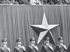 Lubomír Štrougal a Gustáv Husák na prvomájové tribuně v roce 1975.