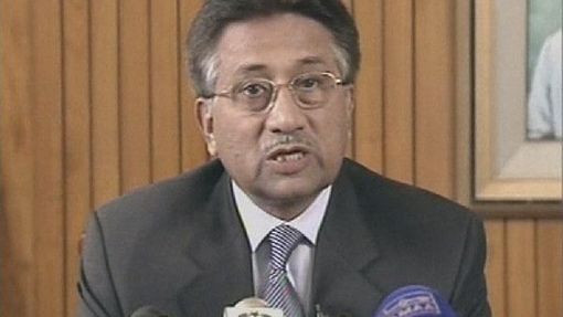 Pervíz Mušaraf oznamuje v přímém přenosu z mimořádné tiskové konference své odstoupení z funkce pákistánského prezidenta