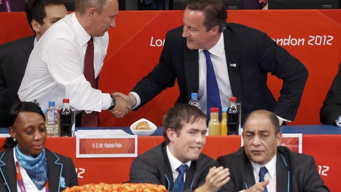 Vladimir Putin a David Cameron během finálového zápasu olympijské soutěže judistek do 78 kilogramů.