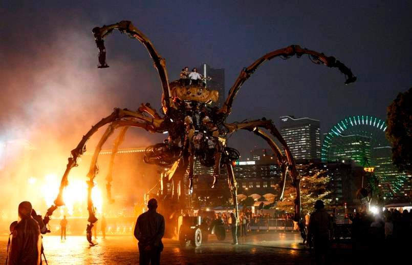 12metrový pavouk se procházel po Jokohamě