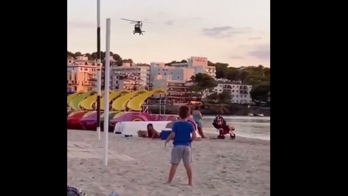 Vrtulník na Mallorce vyhání lidi z pláží. Policie se tak snaží tlačit na dodržování pravidel proti šíření koronaviru.