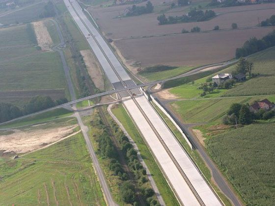 V SOUVISLOSTECH: Tudy budou pneumatiky svištět k polské hranici i na Slovensko. Rychlostní silnice u Nošovic pod Beskydami.