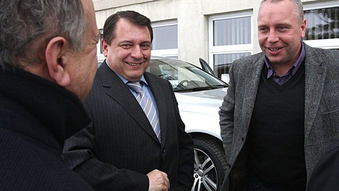 Jiří Paroubek s rodiným přítelem Petrem Bendou na předvolební cestě po severních Čechách