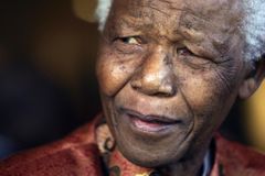 Nelson Mandela má potíže s plícemi, skončil v nemocnici