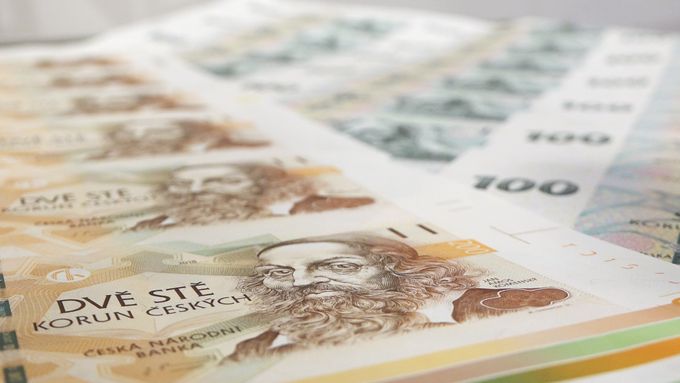 ČNB vydala nové vzory bankovek v hodnotě 100 a 200 korun. Novináři si je už mohli vyměnit.