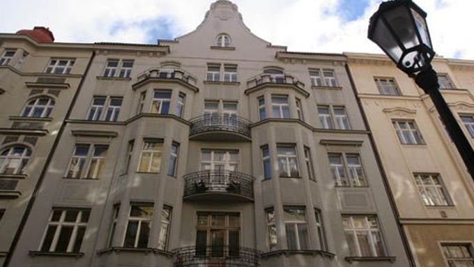 V tomto domě v Bílkově ulici si Tomáš Kadlec pořídil luxusní šedesátimetrovou garsonku. Zaplatil za ni 4,2 milionu korun.