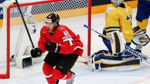 Hokej, MS 2013, Švédsko - Švýcarsko: Matthias Bieber slaví švýcarský gól na 0:1