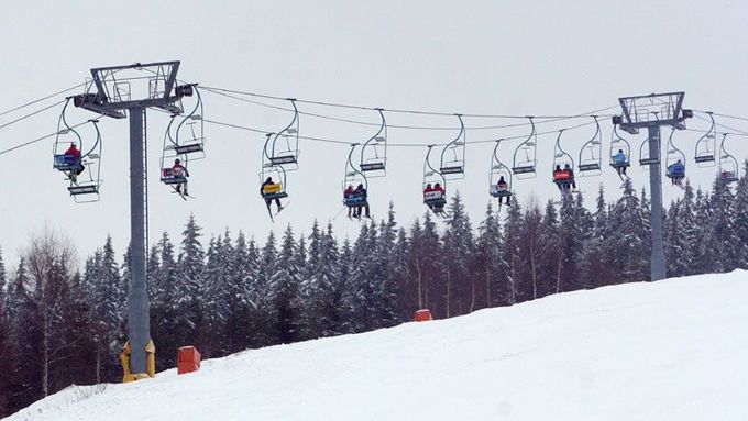 Na jedoucí lanovky si musejí lyžaři ve většině skiareálů ještě počkat