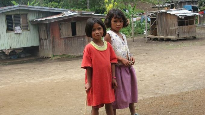 Dívky ve vesnici Culan na filipínském ostrově Mindanao. Ilustrační foto.