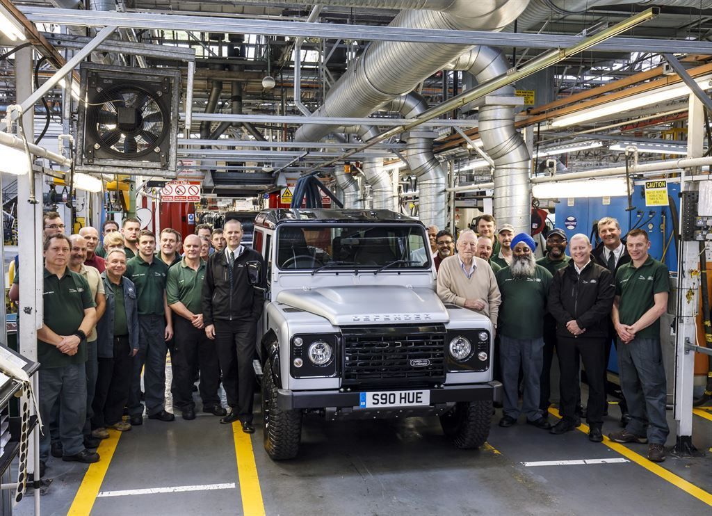 Land Rover Defender - 35 2 mio vyrobených kusů prosinec 2015 Defender_2M_Arthur_Goddard_01_LowRes (2)