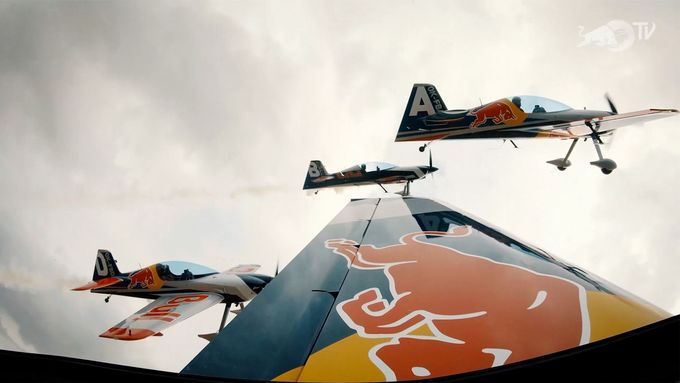 Světový rekord akrobatické skupiny Flying Bulls: deset výkrutů za sebou ve skupině čtyř letadel