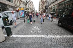 Bílé čáry v centru Prahy zakazující vjezd cyklistům jsou jen dočasné, tvrdí starosta Lomecký