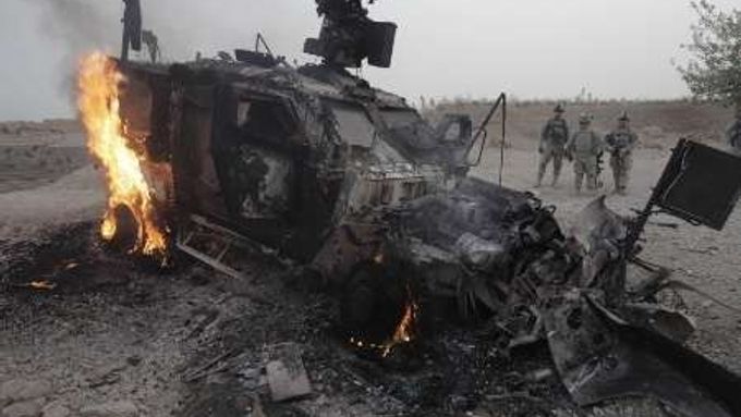 Americký M-ATV, který zničila v Kandaháru bomba zřejmě podomácku vyrobená z dusičnanu amonného pašovaného z Pákistánu