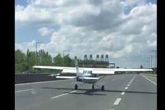 Malé letadlo nouzově přistálo na dálnici. Dopravu nejvíce komplikovali zvědaví řidiči