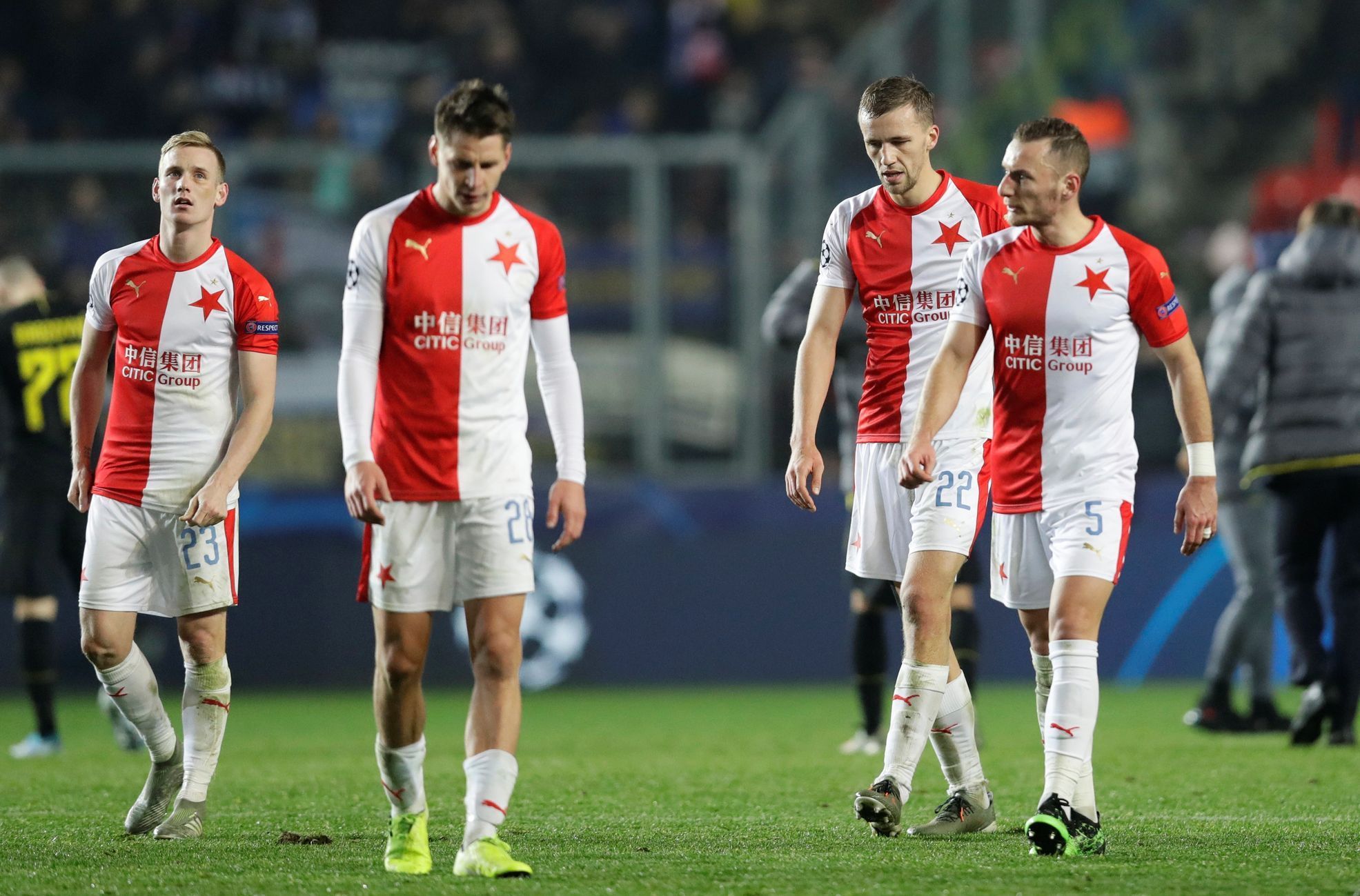 Smutní hráči Slavie po porážce s Interem Milán