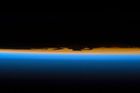 Takto obarvené zapadajícím sluncem viděli astronauti vrstvy zemské atmosféry z lodi Endeavour.