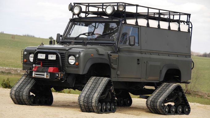 Land Rover Defender se vyráběl v tisícovkách různých modifikací.
