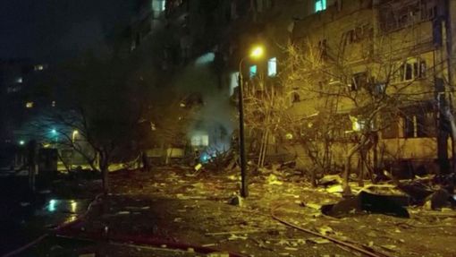 V Kyjevě hoří obytná budova, na kterou dopadly trosky sestřelené ruské střely.