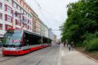 Strženou trolej v Praze se podařilo opravit, tramvaje se vrací do Ječné ulice