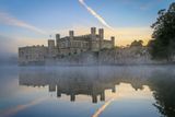 Hrad Leeds (Velká Británie) je středověký vodní hrad ležící v anglickém Kentu. Dnes se jedná zejména o významnou turistickou atrakci – v roce 2010 sem přišlo přes půl milionu návštěvníků. Kromě zámku samotného je láká i bludiště a muzeum obojků.