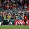 Cesc Fábregas se štěstím proměňuje rozhodující penaltu během semifinálového utkání Eura 2012 mezi Portugalskem a Španělskem.