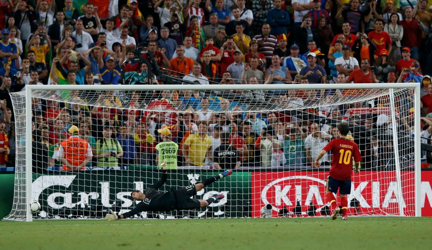 Cesc Fábregas se štěstím proměňuje rozhodující penaltu během semifinálového utkání Eura 2012 mezi Portugalskem a Španělskem.