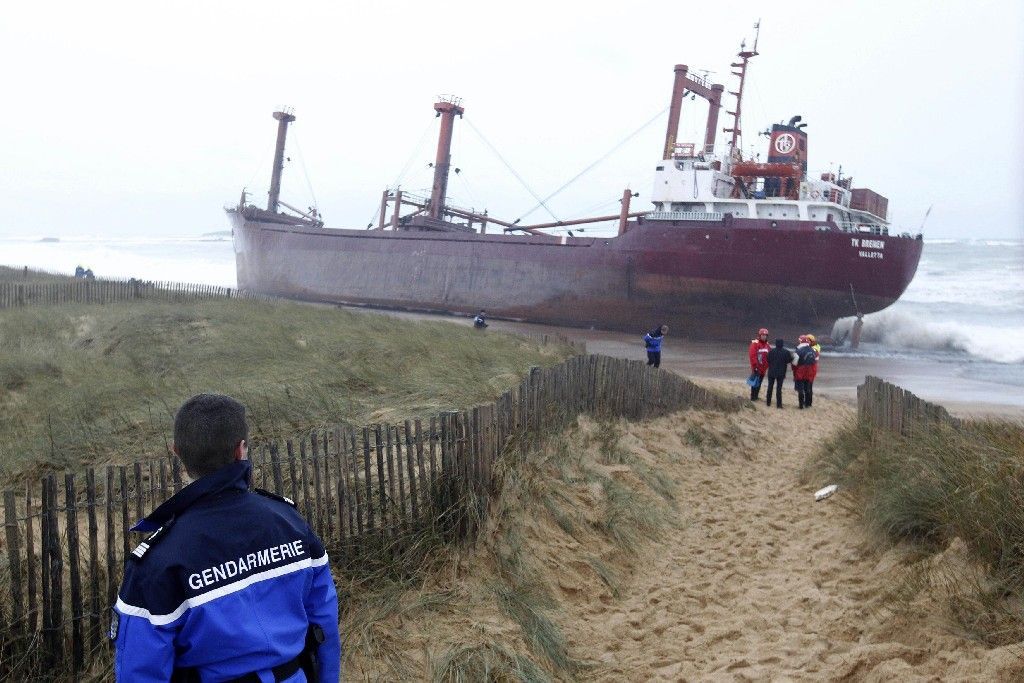 Kvůli bouři u Bretaně ztroskotala loď, vytéká z ní nafta