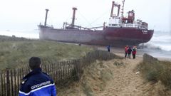 Kvůli bouři u Bretaně ztroskotala loď, vytéká z ní nafta