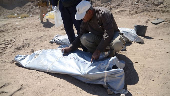 Forenzní experti u masových hrobů nedaleko iráckého Tikrítu.
