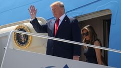 Prezident Donald Trump a jeho manželka při příletu do El Pasa