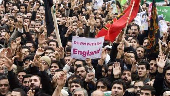 Íránci na vládou organizované demonstraci v Teheránu.