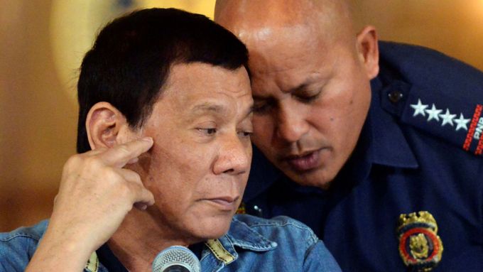 Filipínský prezident Rodrigo Duterte (vlevo).