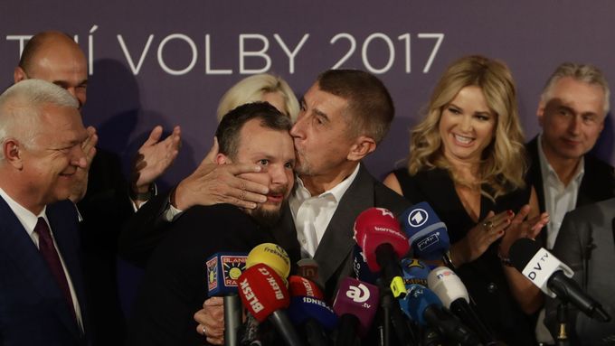 Po vyhraných volbách Andrej Babiš z vděčnosti Marka Prchala políbil na pódiu.