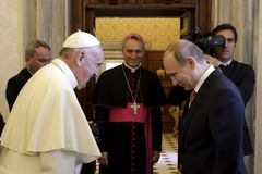Živě: Papež se sešel s Putinem, daroval mu "anděla míru"