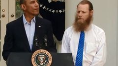 Video Projev Baracka Obamy po Bergdahlově propuštění. Po jeho bocích stojí vojákovi rodiče.