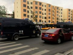 Čínské policejní vozy se sjíždějí k místu výbuchů v Urumči.