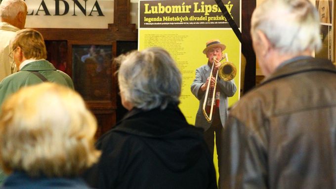 Obrazem: Poslední ovace vestoje pro Lubomíra Lipského. Čestnou stráž stály desítky herců
