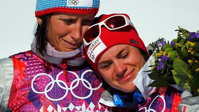 "Je to pro nás nesmírně náročné, bolestivé," řekla čtyřnásobná olympijská vítězka Björgenová norské televizi krátce po vítězném finiši skiatlonu.
