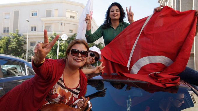 Stoupenci sekulární strany Hlas Tuniska před centrálou partaje v Tunisu.