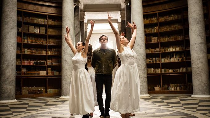 Kapela Chinaski natočila videoklip ke své písni Bylo nebylo v knihovně zámku Kačina.