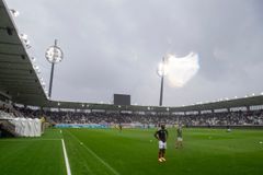 Hradec otevřel nový stadion, zaplněné tribuny slavily demolici Českých Budějovic