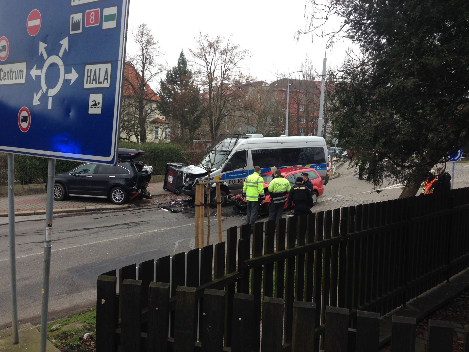 Dopravní nehoda tří aut včetně vozidla policie v Ústí nad Labem 7. 2. 2016