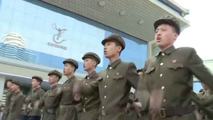 Diktátor Kim Čong-un reaguje na Donalda Trumpa, který hrozí zničením totalitní Severní Koreje. Mladí se hromadně hlásí do jeho lidové armády.