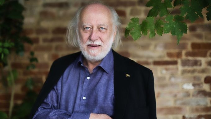 Držitelem Nobelovy ceny za literaturu se letos stane maďarský spisovatel László Krasznahorkai.