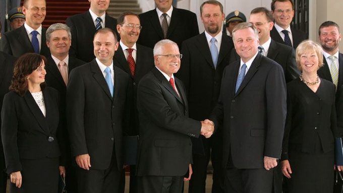 Prezident Václav Klaus tři měsíce a jeden den po volbách jmenoval vládu premiéra Mirka Topolánka.