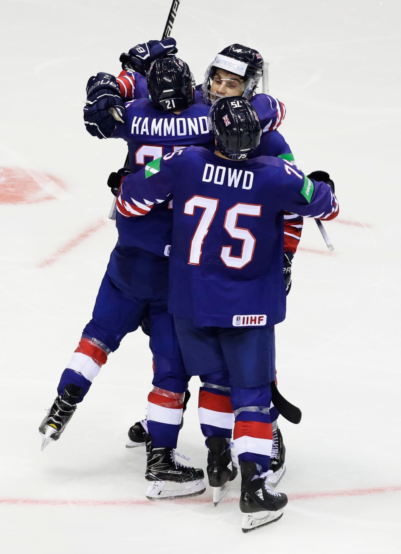 Mike Hammond slaví gól v zápase Německo - Británie na MS 2019