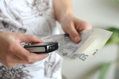 Šestina Čechů má problém zaplatit běžné účty nebo zboží