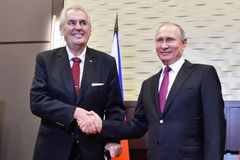 Rusové ponížili Česko, Zeman podlézá Putinovi. Prezident suverénní země? Ne
