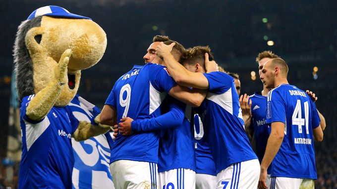 Fotbalisté Schalke 04 spolu s maskotem slaví vítězstvím nad Herthou Berlín
